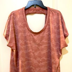 Beautiful half open back by Xersion. Size XXL.